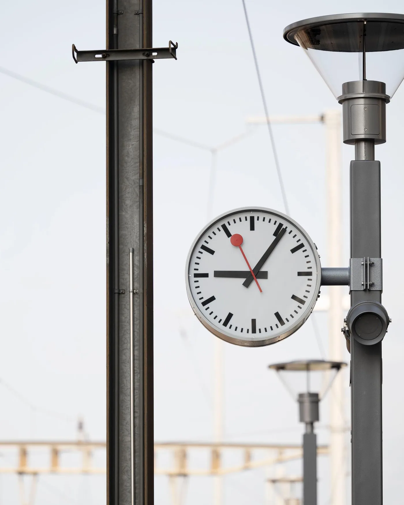 SBB-Bahnhofsuhr und Perron — öffentliche Anbindung