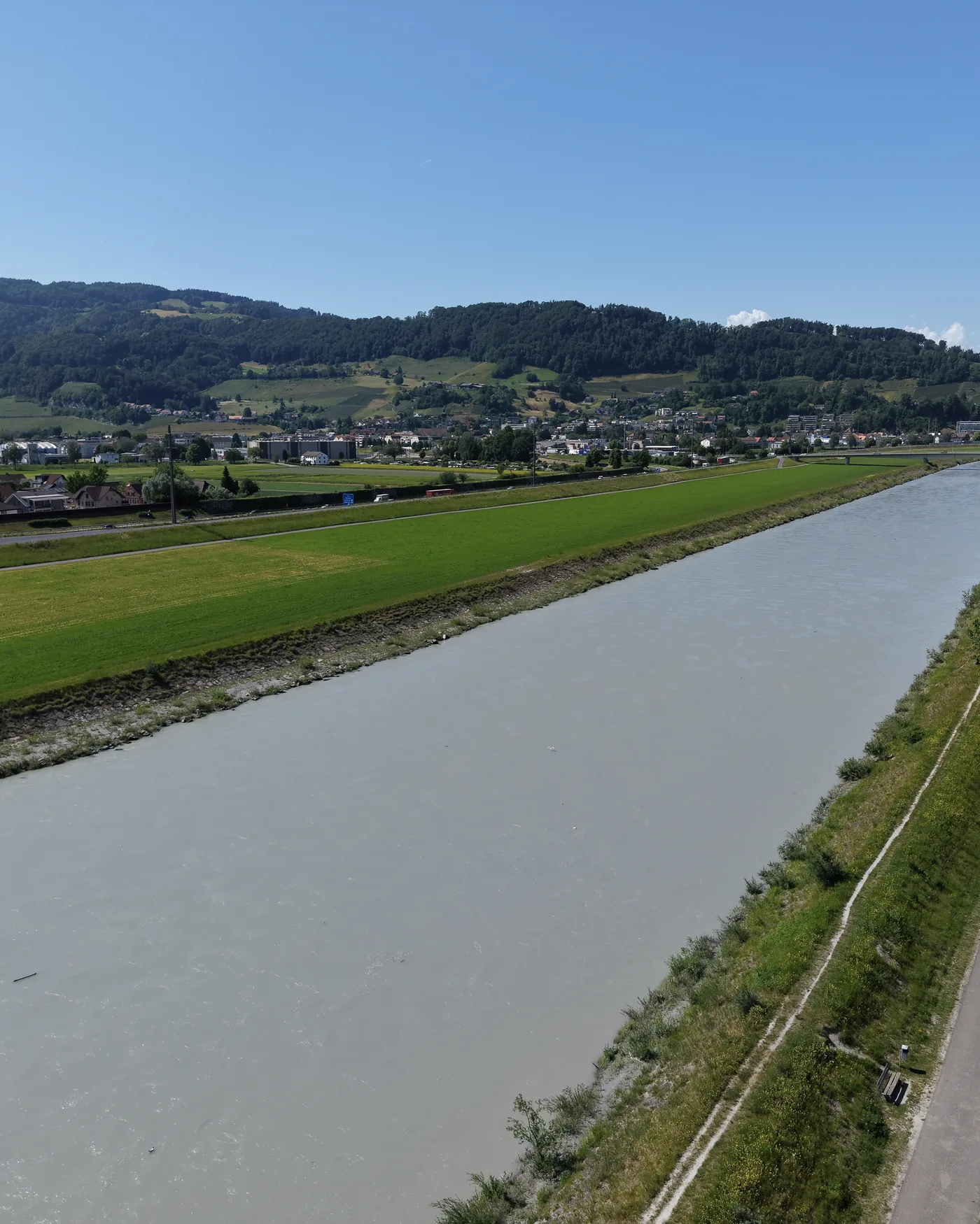 Luftaufnahme des Rheins im St. Galler Rheintal bei Au