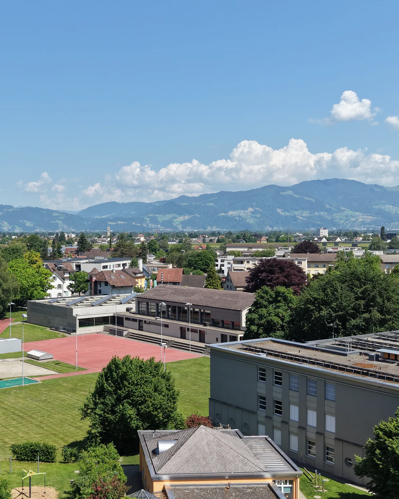 Schulhaus und Sportanlage Wees in Au SG