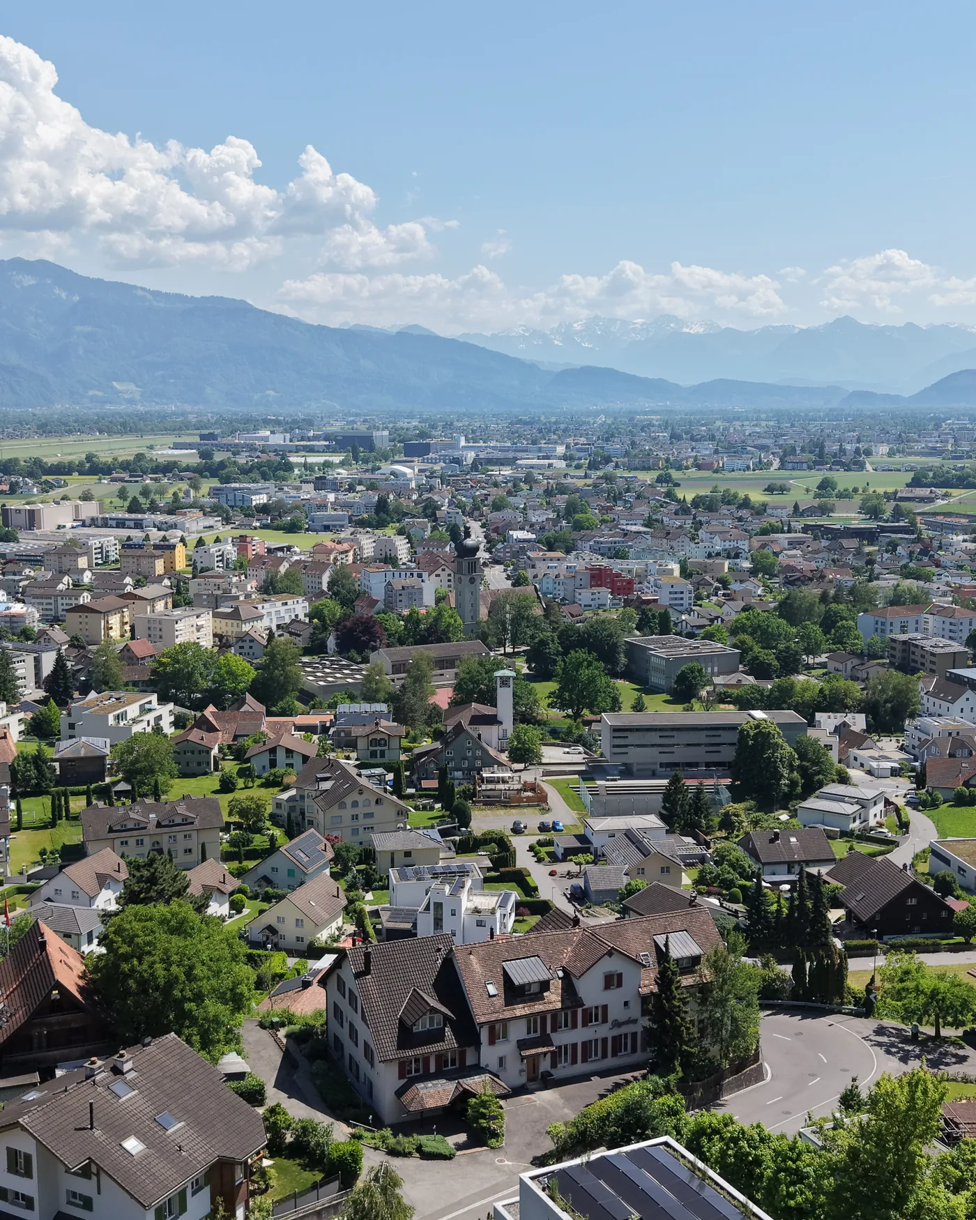Luftaufnahme von Au SG — Dorfkern, Rheintal und Alpenkulisse